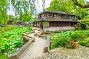 統(tǒng)招專升本考試在報考時，應(yīng)該先選擇專業(yè)還是先選擇學(xué)校？